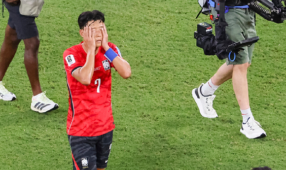 24일(현지시간) 멕시코 몬테레이 스타디움에서 열린 2026 북중미 월드컵 A조 3차전 한국과 남아프리카공화국의 경기. 한국의 손흥민이 0-1 경기 종료 후 아쉬운 표정을 짓고 있다. [사진=연합뉴스]