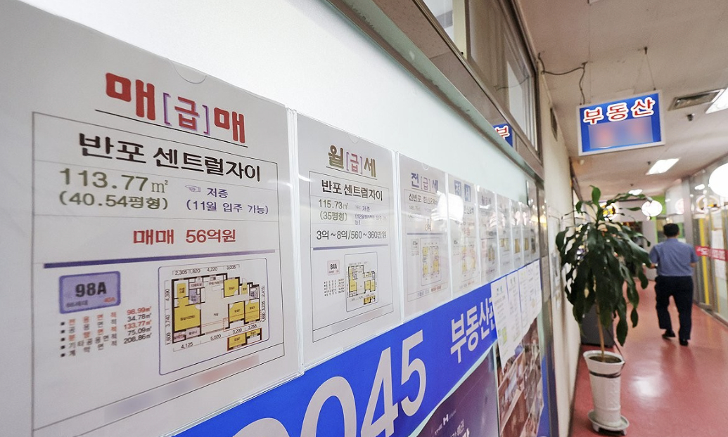 5일 서울 강남권의 부동산에 게재된 매물 안내문. 2026.8.5 [사진=연합뉴스]