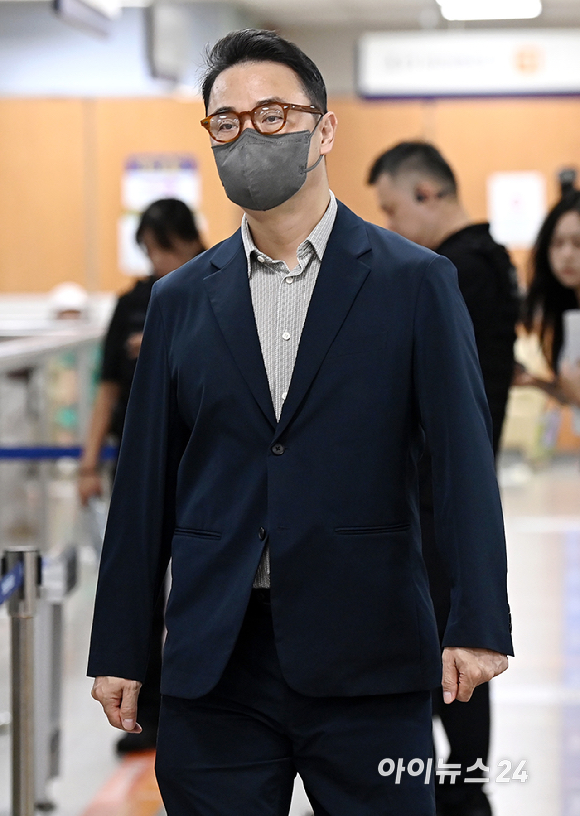 김건희 씨의 오빠 김진우 씨가 24일 오전 서울 서초구 서울중앙지방법원에서 열린 '경기 양평 공흥지구 개발 특혜 의혹' 1심 속행 공판에 출석하고 있다. [사진=곽영래 기자]