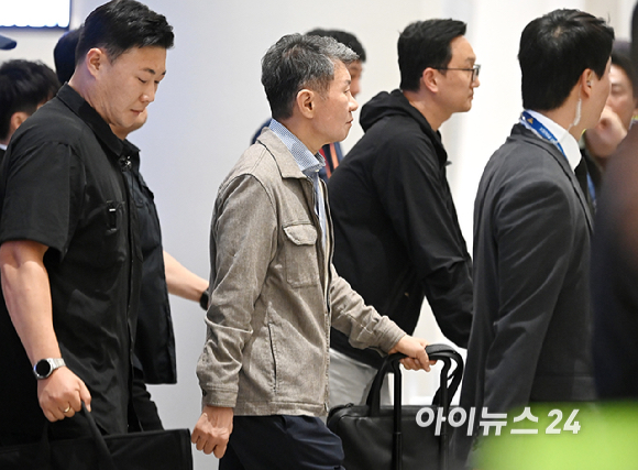 정몽규 대한축구협회장이 30일 오전 인천공항 제2 터미널을 통해 귀국하고 있다. [사진=곽영래 기자]