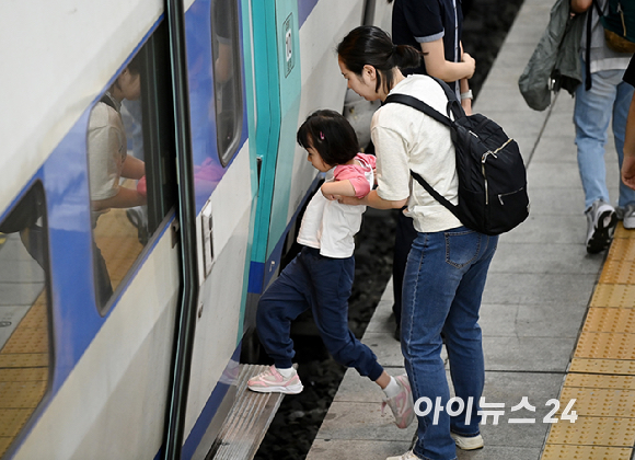 추석 연휴를 하루 앞둔 23일 오전 서울 용산역을 찾은 시민들이 고향으로 향하는 기차를 탑승하고 있다. [사진=곽영래 기자]