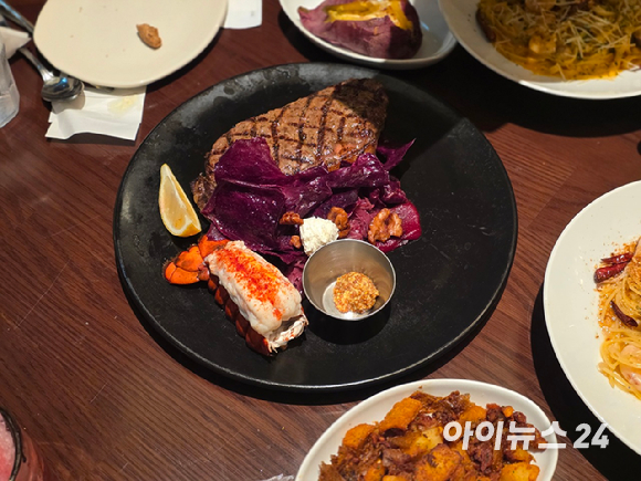 아웃백 프레스티지 스테이크 셀렉션(왼쪽)과 콰트로 사이드 샘플러. [사진=전다윗 기자]