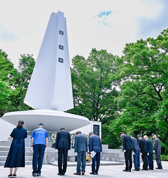 지난 6일 경기도 양평군 갈산공원에서 거행된 '제68회 현충일 추념식'에서 참석자들이 묵념하고 있다. [사진=양평군]