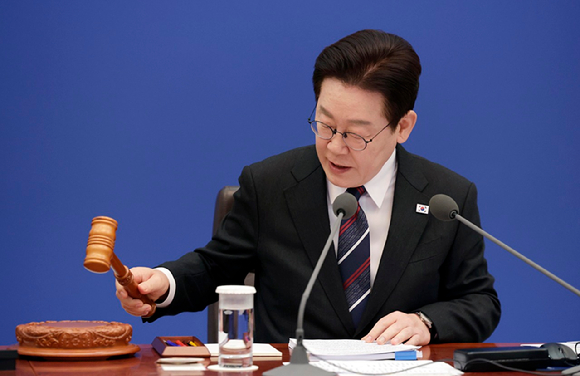 이재명 대통령이 24일 청와대에서 의사봉을 두드리며 국무회의 개회를 선언하고 있다. 2026.2.24 [청와대통신사진기자단] [사진=연합뉴스]