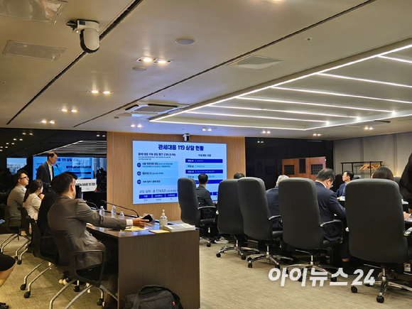 김정관 산업통상자원부 장관은 22일 서울 서초구 대한무역투자진흥공사(코트라)에서 진행된 철강·알루미늄 파생상품 기업 지원 간담회에 참석하고 있다. [사진=최란 기자]