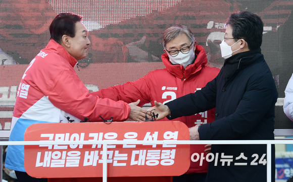 윤석열 국민의힘 대선후보가 17일 서울 종로구 동묘앞거리에서 열린 집중 유세에서 유승민 전 의원, 종로 보궐선거에 출마한 최재형 전 감사원장과 함께 지지를 호소하고 있다. [사진=국회사진취재단]