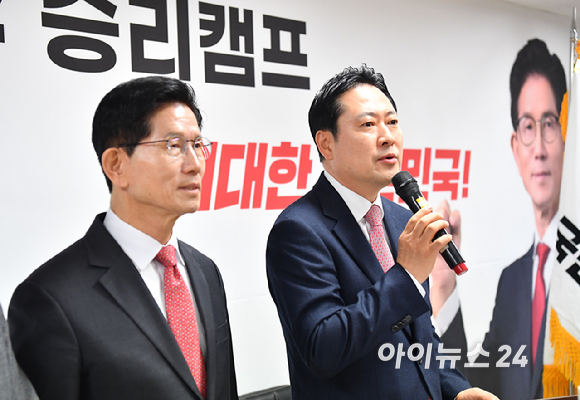 김문수 국민의힘 대선 경선 후보가 18일 서울 여의도 캠프 사무실에서 열린 공약 발표 기자회견에서 앞서 캠프에 합류한 장동혁 총괄선대본부장과 박민석 전략기획본부장을 소개하고 있다. [사진=곽영래 기자]