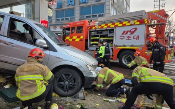 충남 서천에서 70대 운전자가 몰던 차량이 후진 중 건물도 돌진하면서 2명이 크게 다쳤다. 사진은 사고 현장. [사진=충남소방본부]