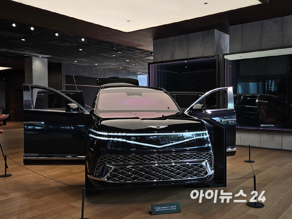 미국 뉴욕 제네시스 하우스에 전시된 'GV90 네오룬 퍼스트 에디션'. [사진=최란 기자]