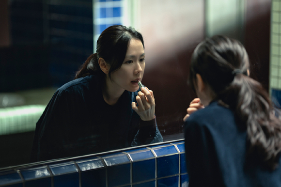 배우 손예진이 영화 '어쩔수가없다'에서 열연하고 있다. [사진=CJ ENM]