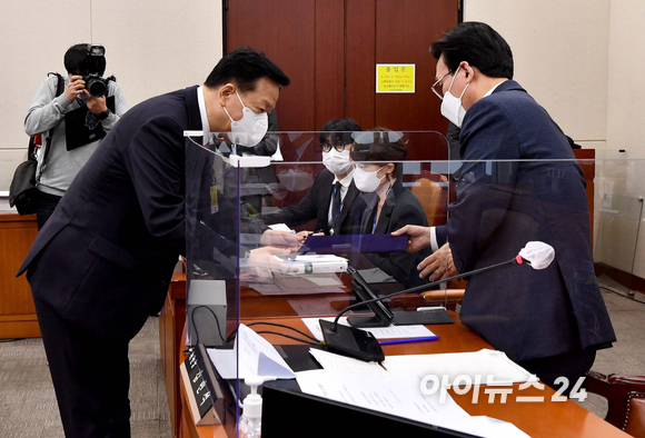 정호영 보건복지부 장관 후보자가 3일 서울 여의도 국회에서 열린 인사청문회에서 김민석 보건복지위원장에게 선서문을 제출하고 있다. [사진=정소희 기자]