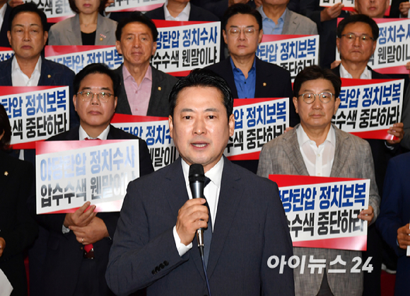 장동혁 국민의힘 대표가 3일 오전 서울 여의도 국회 로텐더홀에서 특검의 압수수색을 규탄 발언을 하고 있다. [사진=곽영래 기자]