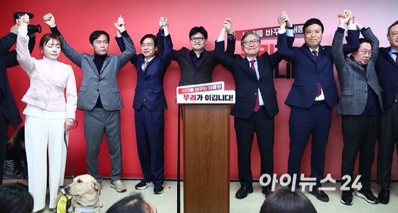 한동훈 국민의힘 대선 경선 후보가 18일 서울 여의도에 마련된 국민먼저캠프 사무실에서 열린 캠프 인사 발표 기자회견에서 최재형, 조경태 선관위원장 등과 손을 맞잡고 기념촬영을 하고 있다. [사진=곽영래 기자]