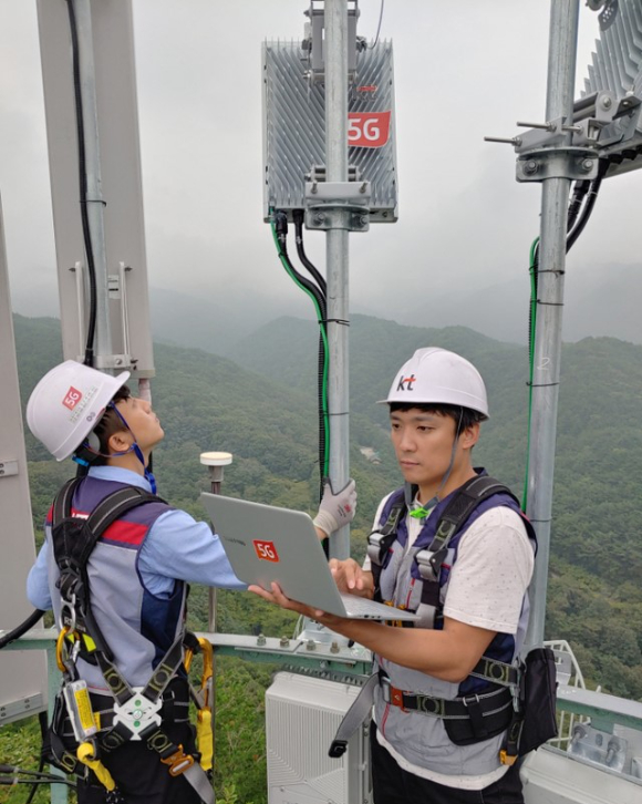 KT 네트워크부문 직원들이 지난 2019년 9월 1일 대구 팔공산에 5G 기지국을 설치하고 품질을 점검하고 있다. [사진=뉴시스]