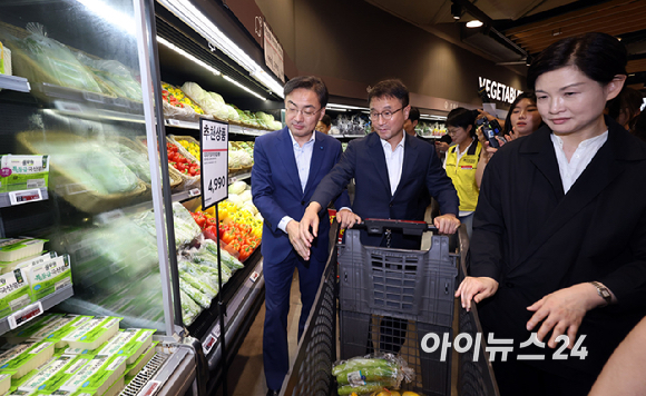 조국혁신당 신장식 대표(왼쪽)와 더불어민주당 한병도 당대표 직무대행 겸 원내대표가 13일 서울 강서구 홈플러스 강서점에서 홈플러스 '우리동네 홈플러스, 우리가 살려요!' 캠페인 후 장을 보고 있다. [사진=곽영래 기자]