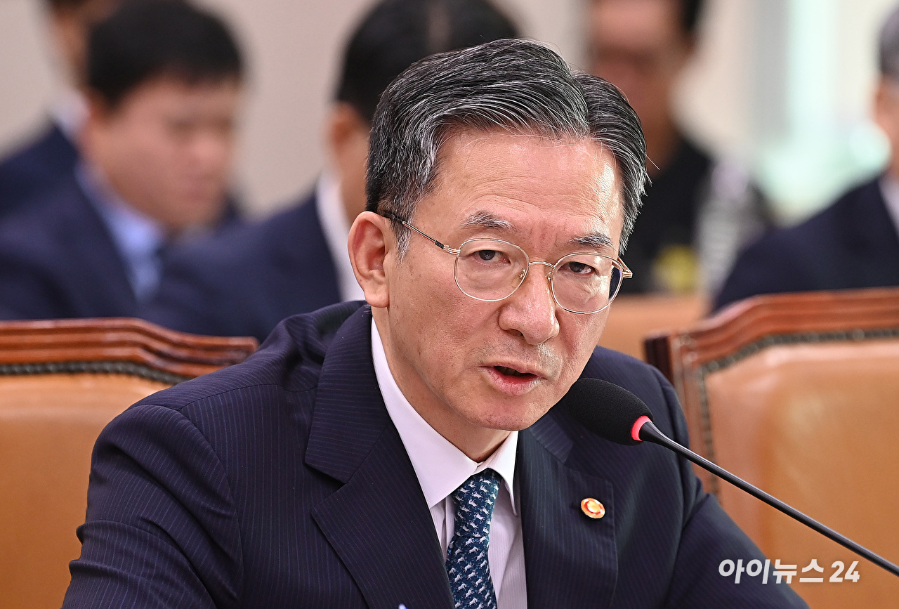 정성호 법무부 장관이 14일 서울 여의도 국회에서 열린 법무부 등에 대한 법제사법위원회 국정감사에서 질의에 답변하고 있다. [사진=곽영래 기자]