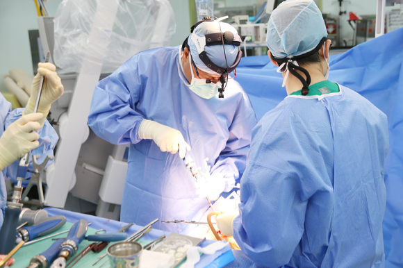 박진훈 서울아산병원 신경외과 교수(왼쪽)가 전이성 척추 종양 환자를 수술하고 있다. [사진=서울아산병원]
