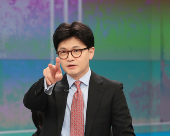 김문수 국민의힘 대선 경선 후보가 30일 서울 중구 TV조선 스튜디오에서 토론 준비를 하고 있다. [사진=연합뉴스]