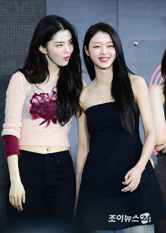 배우 한소희와 오마이걸 유아가 18일 부산광역시 해운대구 우동 영화의 전당에서 열린 제30회 부산국제영화제(BIFF) 오픈 토크 '프로젝트 Y' 행사에 참석하고 있다. [사진=정소희 기자]