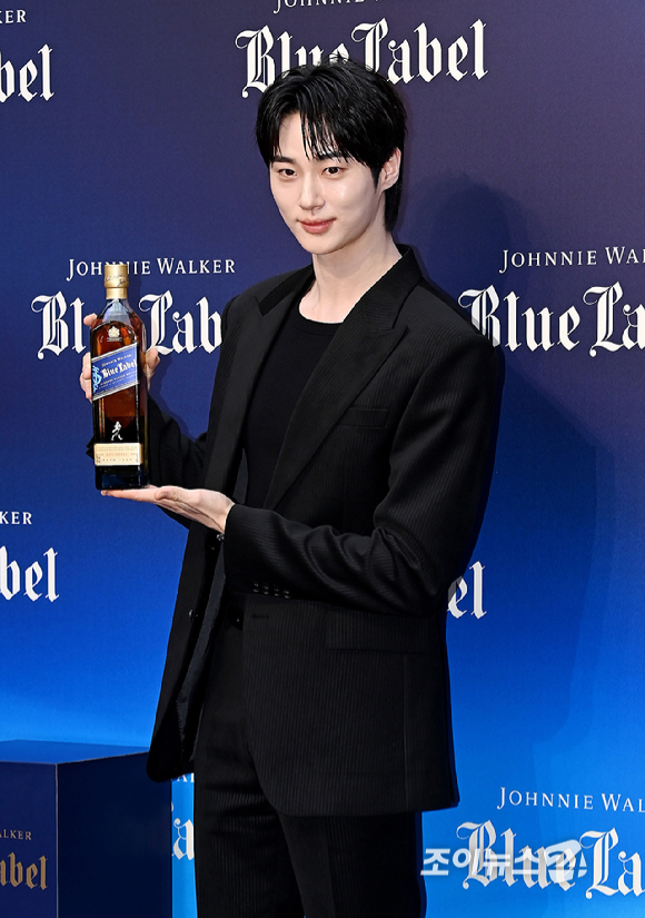 배우 변우석이 21일 서울 용산구 한남동 낫배드커피 한남에서 열린 조니워커 '더 블루로드:루트 투 석세스' 팝업 오프닝 행사에 참석해 포즈를 취하고 있다. [사진=곽영래 기자]