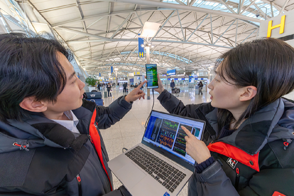 SK텔레콤, SK오앤에스 직원들이 수서역 인근에서 네트워크 현황을 점검하는 모습. [사진=SKT]