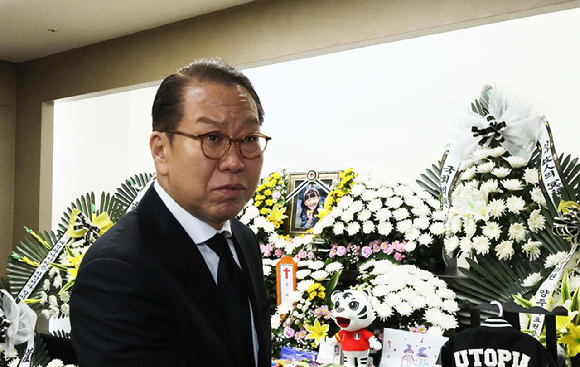 권영세 국민의힘 비상대책위원장이 12일 대전 건양대병원 장례식장에 마련된 김하늘 양 빈소를 찾아 조문하고 있다. [사진=연합뉴스]