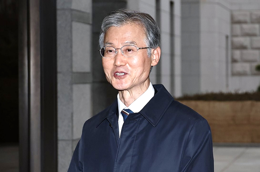 조희대 대법원장이 지난 23일 서울 서초구 대법원으로 출근하며 취재진 질문에 답하고 있다. 2025.12.23 [사진=연합뉴스]