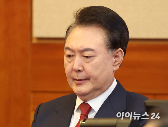 윤석열 대통령이 13일 서울 종로구 헌법재판소에서 열리는 탄핵심판 8차 변론에 출석하고 있다. [사진=사진공동취재단]