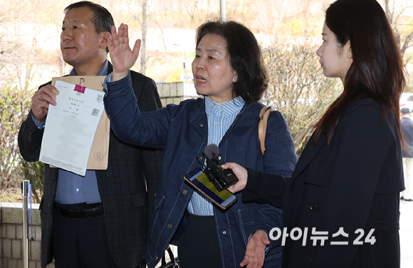 김영선 전 국회의원이 1일 서울 서초구 서울중앙지법에서 열린 오세훈 서울시장의 여론조사 대납 의혹 사건 1심 속행 공판에 증인으로 출석하고 있다. [사진=사진공동취재단]