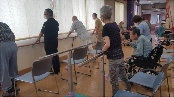 일본 후쿠이현 에치젠시에  위치한 한 요양시설의 '데이케어 센터'에서 노인들이 혼자서 걷는 것을 목표로 운동프로그램을 짜고 훈련을 하고 있다. [사진=조인케어 제공]