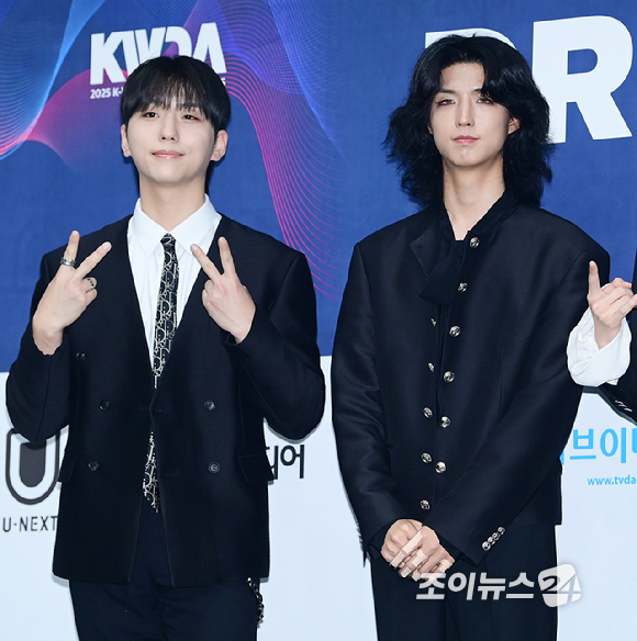 그룹 엑스디너리 히어로즈(Xdinary Heroes)가 21일 오후 서울 잠실실내체육관에서 열린 '2025 케이 월드 드림 어워즈'(2025 K WORLD DREAM AWARDS)에 블루카펫 행사에 참석하고 있다. [사진=정소희 기자]