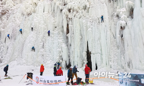 24일 강원도 양구군 국토정중앙면 용소아이스파크에서 한 클라이머가 고난도 빙벽을 오르고 있다. [사진=정소희 기자]