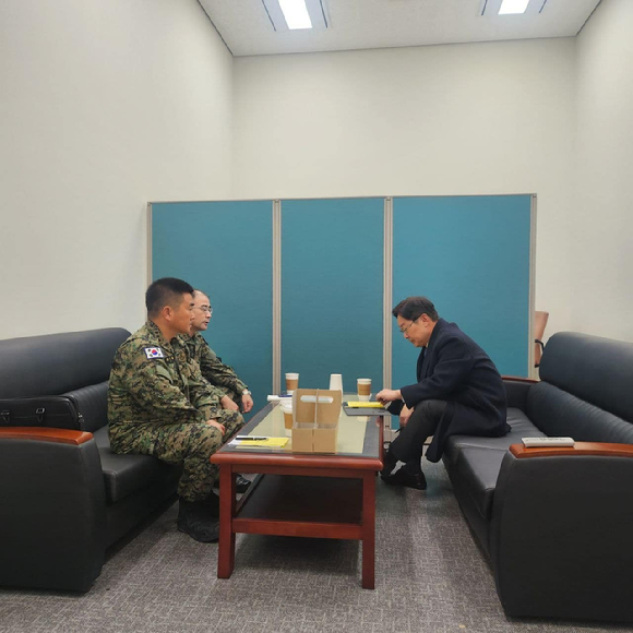 박범계 더불어민주당 의원이 지난해 12월 10일 곽종근 육군특수전사령관, 김현태 707특수임무단장과 함께 대화를 나누고 있다. [사진=박범계 의원 페이스북 갈무리]