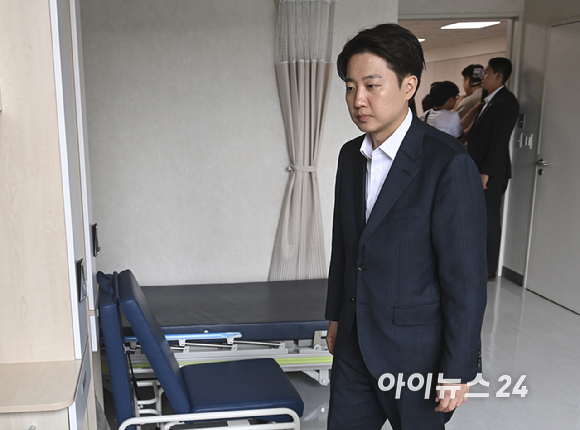 이준석 개혁신당 대선 후보가 21일 오후 경기 성남시의료원을 방문해 간담회를 마치고 의료원 내 빈 병상을 둘러보고 있다. [사진=곽영래 기자]