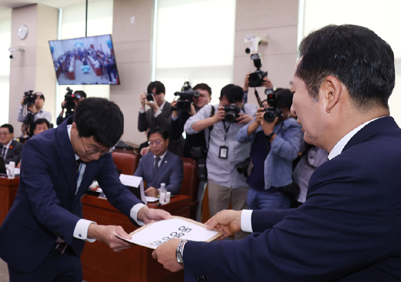 8일 국회에서 열린 법제사법위원회의 회의에서 정청래 위원장이 이날 국정감사에 증인으로 출석하지 않은 김영철 서울북부지검 차장검사에 대한 동행명령장을 경위들에게 전달하고 있다. 2024.10.8 [사진=연합뉴스]