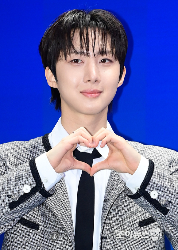 그룹 펜타곤 후이가 3일 오후 서울 동대문디자인플라자(DDP)에서 진행된 '2026 F/W 서울패션위크(SFW)' 오프닝 쇼 뮌 컬렉션 포토월 행사에 참석하고 있다. [사진=정소희 기자]