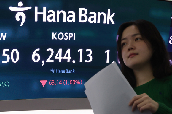 인공지능(AI) 반도체 호황으로 코스피 지수가 6200을 돌파하는 등 국내 증시가 급등세를 보이는 가운데 한 억대 결혼 자금을 삼성전자와 SK하이닉스 주식에 투자했다는 공무원 사연이 전해졌다. 사진은 챗GPT 생성 이미지. [사진=챗GPT]