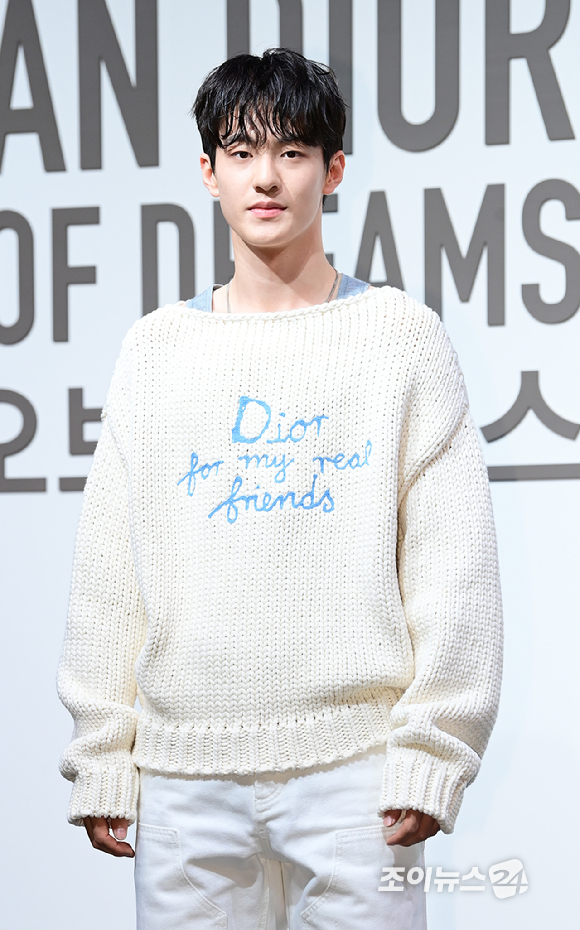 쇼트트랙선수 장성우가 18일 오후 서울 동대문구 DDP 아트홀에서 진행된 디올 'DESIGNER OF DREAMS' 전시회 개최 기념 포토월 행사에 참석하고 있다. [사진=정소희 기자]