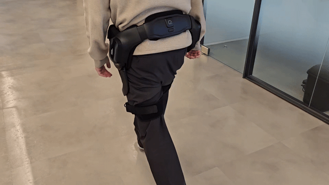 지난 21일 서울 광진구 엔젤로보틱스 본사에서 기자가 엔젤슈트 H10을 착용하고 체험하고 있다. [사진=설재윤 기자]