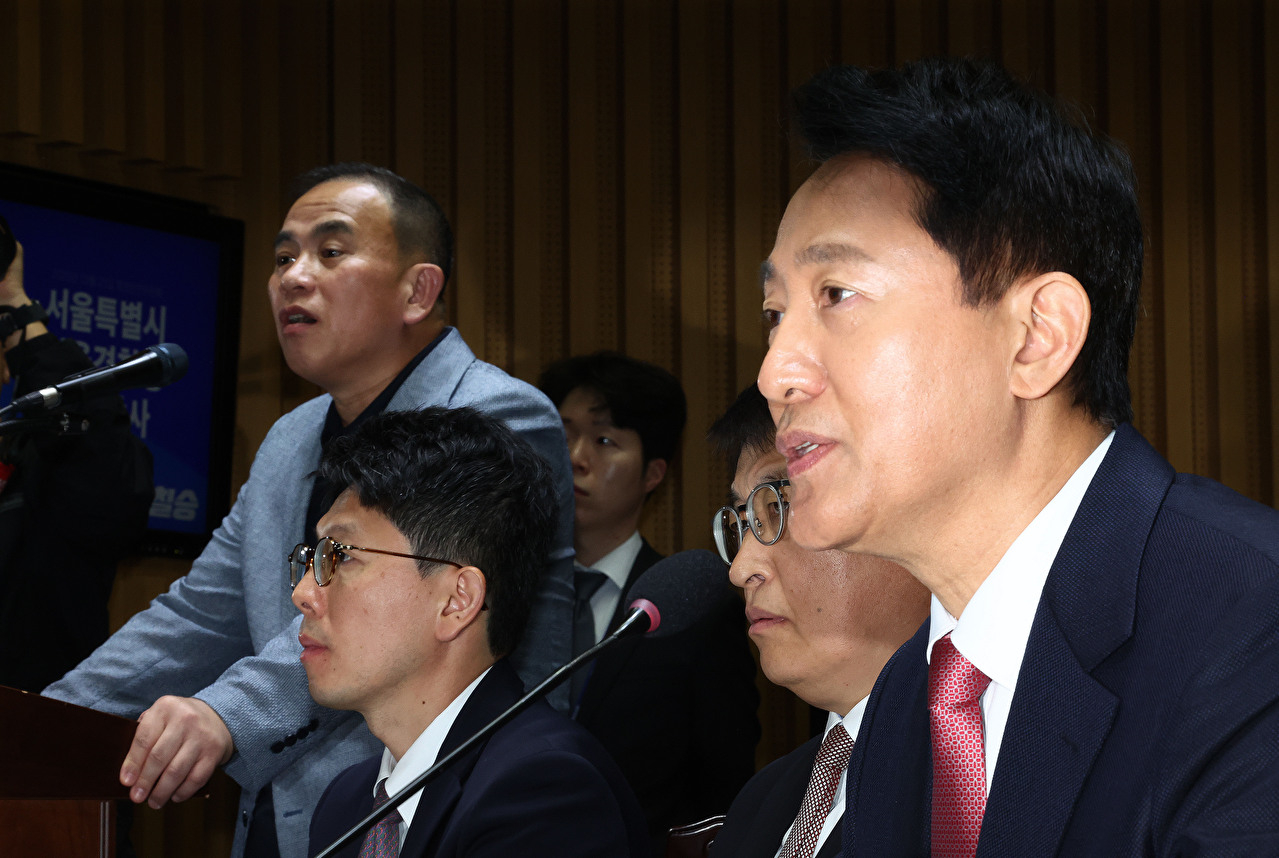 오세훈 서울시장이 23일 서울 중구 서울시청에서 열린 2025년 국회 행정안전위원회 국정감사에서 의원 질의에 답하고 있다. 왼쪽은 정치 브로커 명태균 씨. 2025.10.23 [사진=연합뉴스]