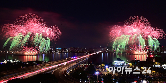 27일 저녁 서울 여의도 한강공원 일대에서 열린 '한화와 함께하는 서울세계불꽃축제 2025'에서 화려한 불꽃들이 밤 하늘을 수놓고 있다. [사진=정소희 기자]
