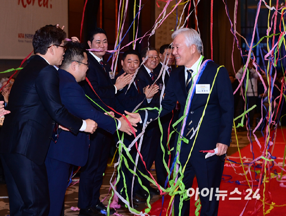 정현식 전 한국프랜차이즈산업협회장(가자주류 대표)이 19일 오후 서울 여의도 콘래드 서울 그랜드볼룸에서 열린 한국프랜차이즈산업협회 협회장 이&middot;취임식 및 비전 선포식에서 이임사를 하고 있다. [사진=정소희 기자]
