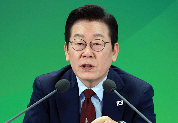 이재명 대통령이 12일 강원도 춘천시 강원창작개발센터에서 열린 지역 토론회 '강원의 마음을 듣다' 타운홀 미팅에서 질문에 답변하고 [사진=연합뉴스]