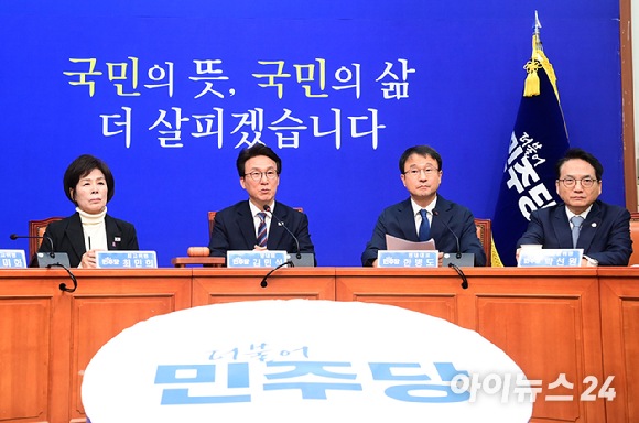 이재명 대통령이 지난 28일 청와대에서 열린 국민생명안전위원회 제2차 전체회의에 앞서 국민의례를 하고 있다. [사진=연합뉴스]
