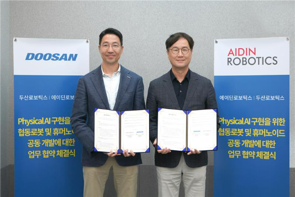 두산로보틱스 김민표 대표(왼쪽)와 에이딘로보틱스 최혁렬 대표가 지난달 31일 '피지컬 AI 구현을 위한 로봇 및 휴머노이드 공동 개발 업무협약식(MOU)'에 참여하고 있다. [사진=에이딘로보틱스]