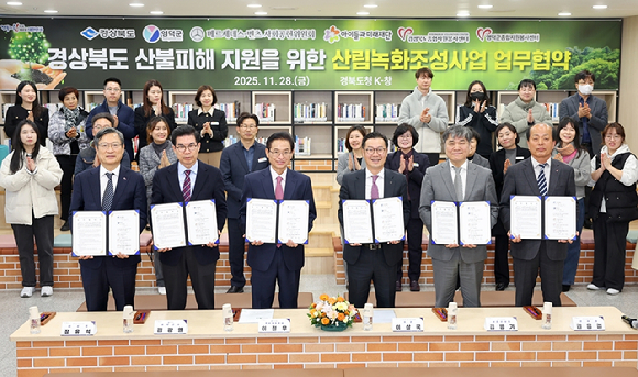 메르세데스-벤츠 사회공헌위원회 관계자들이 서울 보라매 공원에 조성된 '그린플러스 도시숲'에서 기념촬영하고 있다. [사진=메르세데스-벤츠 사회공헌위원회]