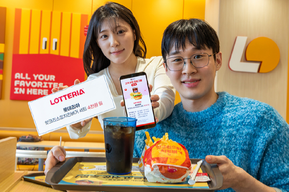 모델들이 3월 KT멤버십 혜택을 소개하는 모습 [사진= KT]