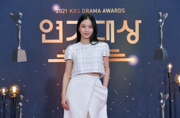 배우 고민시가 31일 오후 여의도 KBS에서 열린 '2021 KBS 연기대상' 레드카펫에 참석해 포즈를 취하고 있다. [사진=KBS]