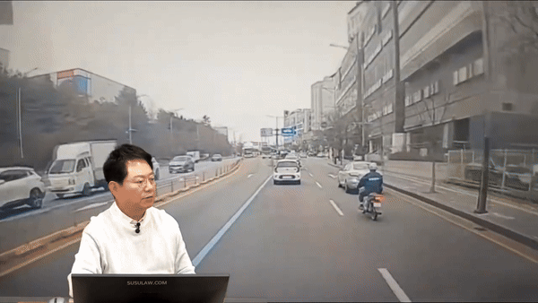  차로를 변경하던 차를 피하려다 도로에 쓰러진 오토바이 운전자를 두고 누리꾼들의 비판이 쏟아지고 있다. [영상=유튜브 '한문철 TV']