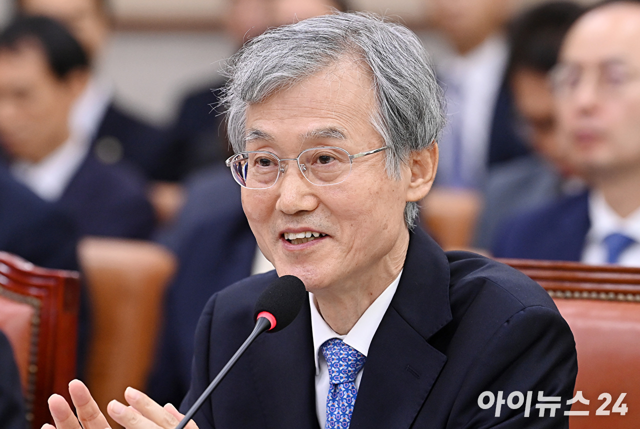 조희대 대법원장이 6일 서울 여의도 국회에서 열린 국회 법제사법위원회의 대법원 등 국정감사에서 의원 질의에 답변하고 있다. [사진=곽영래 기자]